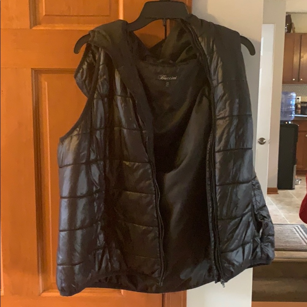 Women’s hooded winter vest.